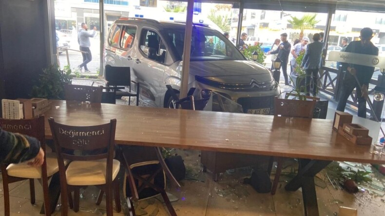 Aydın’da araç iş yerinin içine girdi