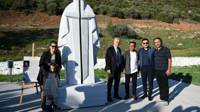 KUŞADASI’NDA MERMER BLOKLAR ‘ADALET’ TEMASIYLA ŞEKİLLENDİ