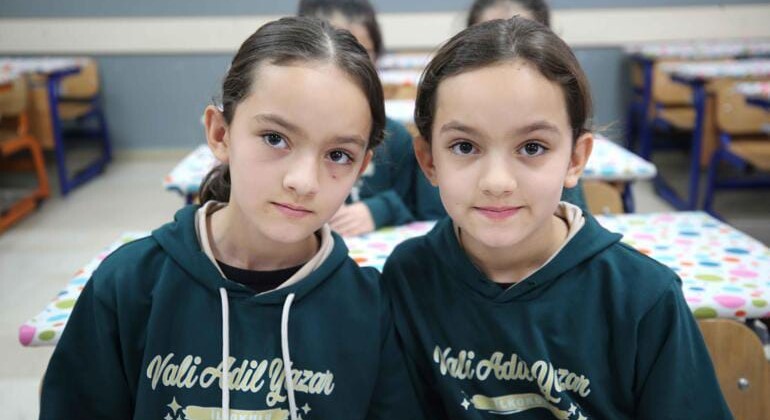 “Eşi Benzeri Olmayan Okul: 21 İkiz Aynı Çatıda Eğitim Görüyor!”