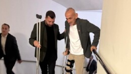 CHP İncirliova Büyükşehir Meclis Üyesi Mehmet Güler, koltuk değneğiyle meclise katıldı