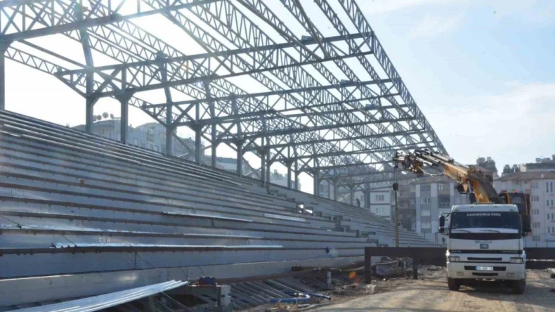 ADNAN MENDERES STADYUMU’NDA YENİDEN YAPIM ÇALIŞMALARINDA YÜZDE 75 TAMAMLANDI