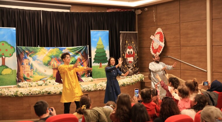 BAŞKAN YETİŞKİN, ARA TATİLDE ÇOCUKLARI TİYATROYLA BULUŞTURUYOR