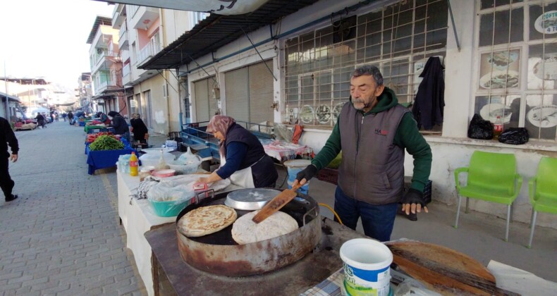 “Salı Pazarında Yöresel Tatlar: Yaveş Ailesi Hem Pişiriyor Hem Satıyor”