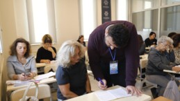 BAŞKAN ÇERÇİOĞLU’NUN DESTEKLERİYLE HER YAŞTAN VATANDAŞ İNGİLİZCE ÖĞRENİYOR