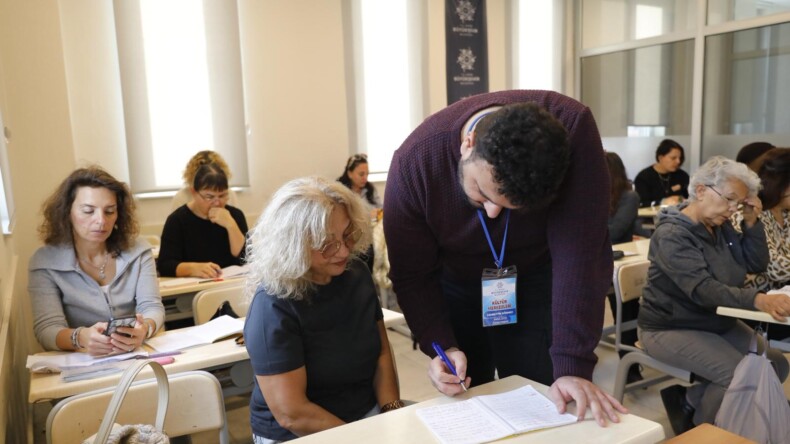 BAŞKAN ÇERÇİOĞLU’NUN DESTEKLERİYLE HER YAŞTAN VATANDAŞ İNGİLİZCE ÖĞRENİYOR