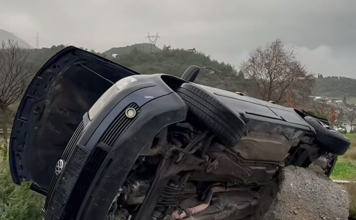 Söke’de Kontrolden Çıkan Otomobil Refüje Devrildi: 2 Yaralı