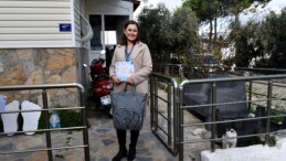 KUŞADASI BELEDİYESİ YENİ DOĞAN HEMŞEHRİLERİNİ ZİYARET ETMEYE DEVAM EDİYOR