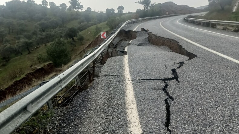İNCİRLİOVA’DA YAĞIŞLAR YOLU ÇÖKERTTİ: KIRSAL MAHALLELERİ BAĞLAYAN GÜZERGAHTA TEHLİKE