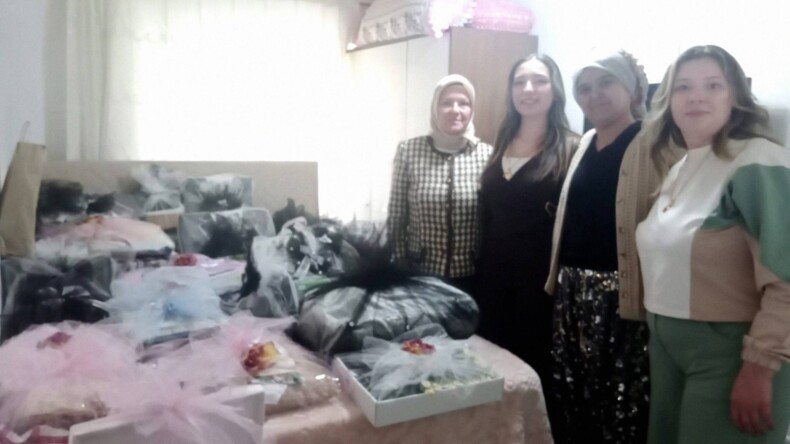 AK Parti İncirliova Kadın Kolları’ndan Anlamlı Nişan Ziyareti: Genç Yüreklerin Mutluluğuna Ortak Oldular