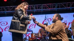 KUŞADASI’NDA SEVGİLİLER GÜNÜ EVLENME TEKLİFİYLE TAÇLANDI