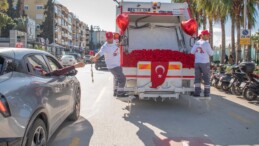 KUŞADASI’NDA ÇÖP KAMYONU SEVGİ DAĞITTI