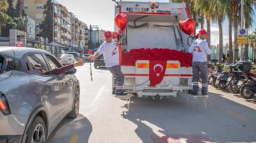 KUŞADASI’NDA ÇÖP KAMYONU SEVGİ DAĞITTI