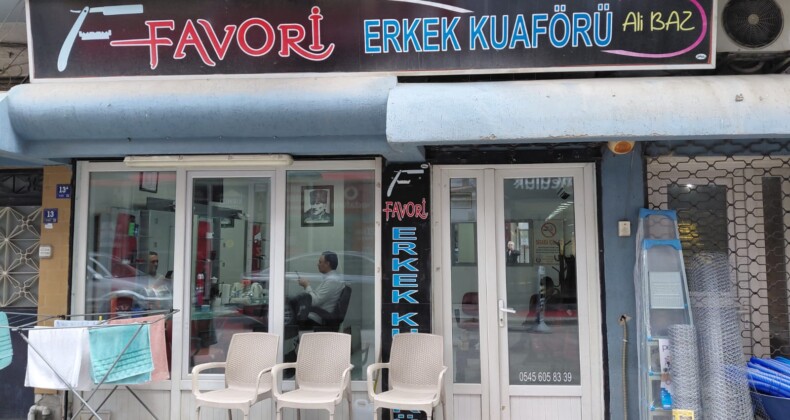 Germencik’in Sevilen Yüzü: Berber Ali Baz Yıllardır Aynı Adreste Hizmet Veriyor