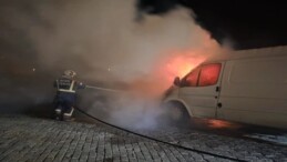 Seyir Halindeki Minibüs Alev Alev Yandı