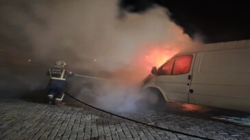Seyir Halindeki Minibüs Alev Alev Yandı