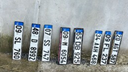 AYDIN’DA SAĞANAK YAĞIŞ KOÇARLI’YI VURDU: YOLLAR GÖLE DÖNDÜ, PLAKALAR DUVARLARA DİZİLDİ