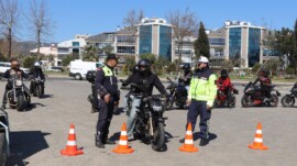 Jandarma ve Adnan Menderes Üniversitesi iş birliğiyle motosiklet sürücülerine güvenli sürüş eğitimi verildi
