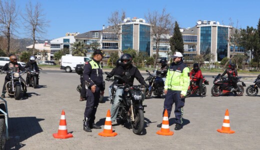 Jandarma ve Adnan Menderes Üniversitesi iş birliğiyle motosiklet sürücülerine güvenli sürüş eğitimi verildi