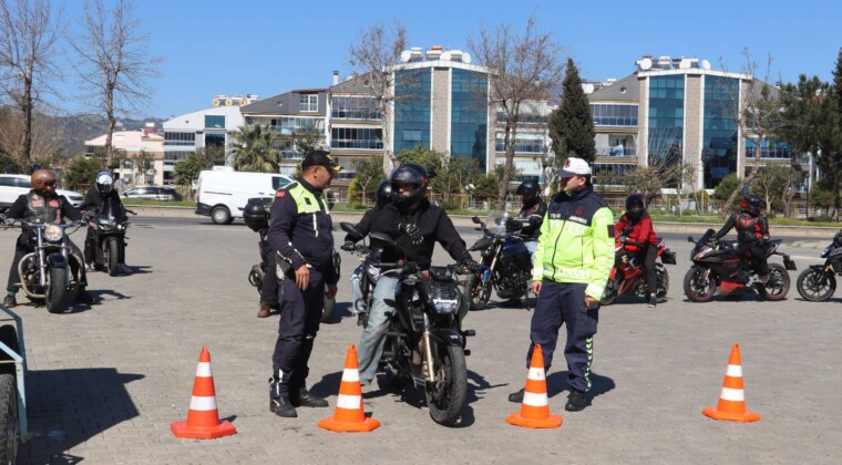 Jandarma ve Adnan Menderes Üniversitesi iş birliğiyle motosiklet sürücülerine güvenli sürüş eğitimi verildi