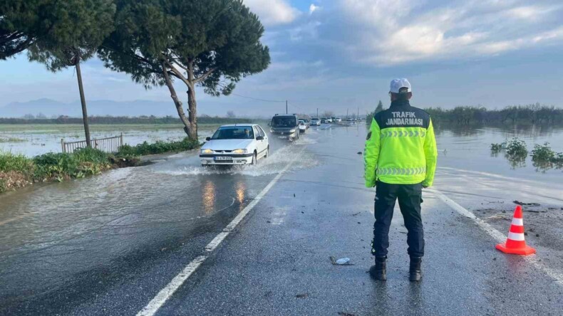 Menderes Taştı, İncirliova-Koçarlı Yolu Sular Altında Kaldı