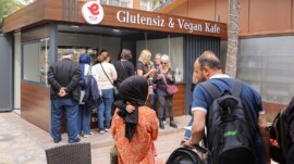 BAŞKAN ANIL YETİŞKİN SÖZÜNÜ TUTTU: MENDERES PARK’TA VEGAN KAFE DÖNEMİ YOĞUN İLGİYLE BAŞLADI