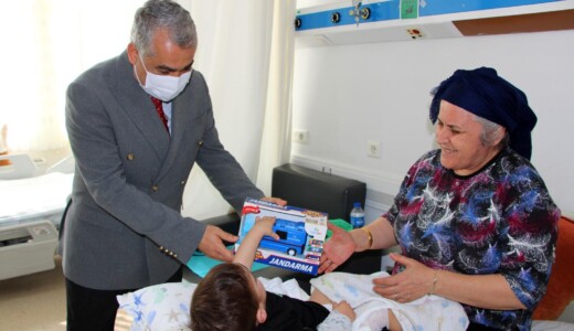 Rektör Prof. Dr. Bülent Kent’ten 23 Nisan’da Çocuk Hastalara Anlamlı Ziyaret