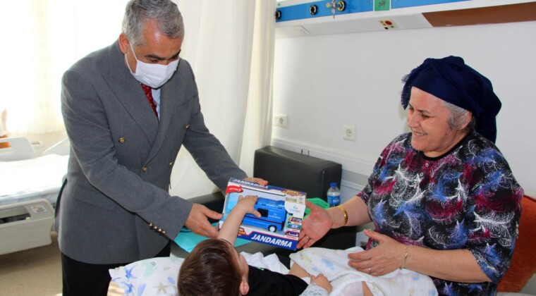 Rektör Prof. Dr. Bülent Kent’ten 23 Nisan’da Çocuk Hastalara Anlamlı Ziyaret