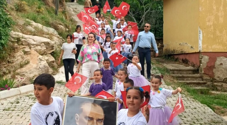 Arpadere Mahallesi’nde 23 Nisan Coşkusu: Çocuklar Bayramlarını Sokaklarda Kutladı