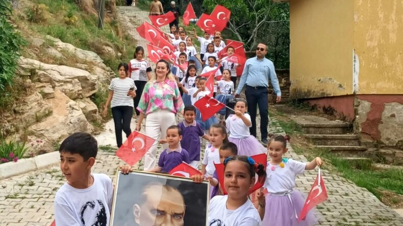 Arpadere Mahallesi’nde 23 Nisan Coşkusu: Çocuklar Bayramlarını Sokaklarda Kutladı