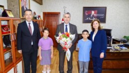 KAYMAKAM ABAY, 23 NİSAN’DA MİNİK MİSAFİRLERİNİ AĞIRLADI