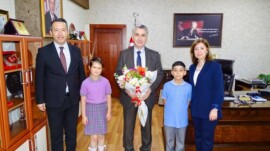 KAYMAKAM ABAY, 23 NİSAN’DA MİNİK MİSAFİRLERİNİ AĞIRLADI