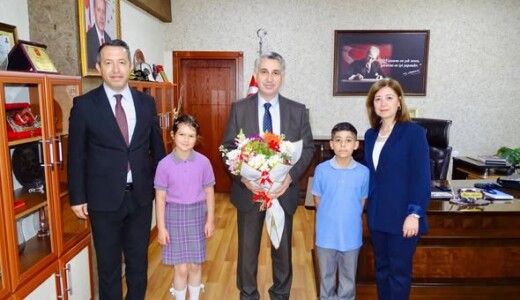 KAYMAKAM ABAY, 23 NİSAN’DA MİNİK MİSAFİRLERİNİ AĞIRLADI