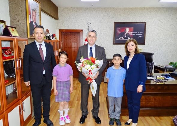 KAYMAKAM ABAY, 23 NİSAN’DA MİNİK MİSAFİRLERİNİ AĞIRLADI