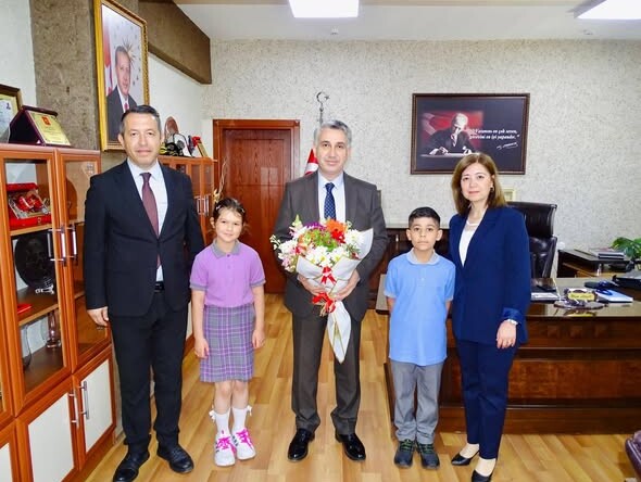 KAYMAKAM ABAY, 23 NİSAN’DA MİNİK MİSAFİRLERİNİ AĞIRLADI