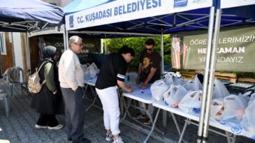KUŞADALI ÇOCUKLAR BESLENME ÇANTASI DESTEĞİ İLE OKULA MUTLU BAŞLIYOR