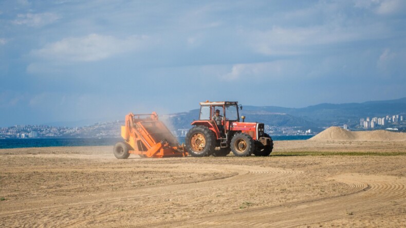 KUŞADASI BELEDİYESİ’NDEN PLAJLARDA YOĞUN TEMİZLİK MESAİSİ