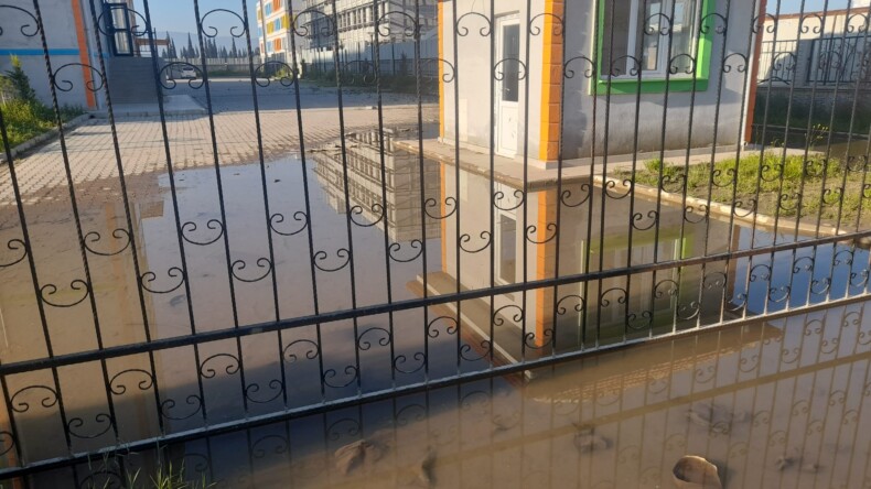 İNCİRLİOVA’DA YENİ OKULDA SU BASKINI TEPKİSİ: “6 AYDIR ÇÖZÜM YOK”