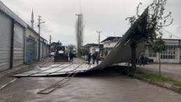 İNCİRLİOVA SANAYİ SİTESİ GİRİŞİNDE ÇATI UÇTU: FIRTINA HAYATI OLUMSUZ ETKİLEDİ