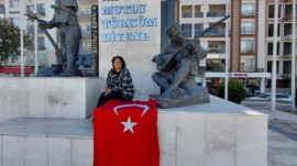 İNCİRLİOVA CUMHURİYET MEYDANI’NDA ATATÜRK ANITI PROTESTOSU