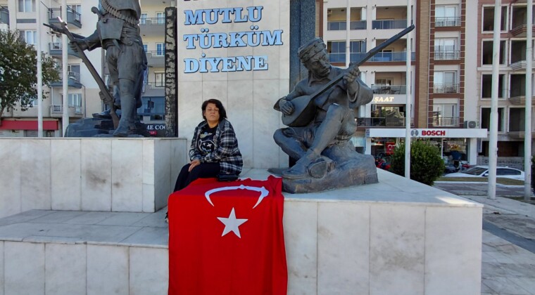 İNCİRLİOVA CUMHURİYET MEYDANI’NDA ATATÜRK ANITI PROTESTOSU