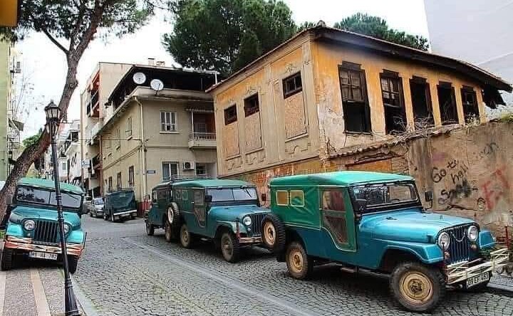 AYDIN’IN SOKAKLARINDA NOSTALJİ RÜZGARI: YEŞİL CİPLER ŞEHRİN SİMGESİ OLDU
